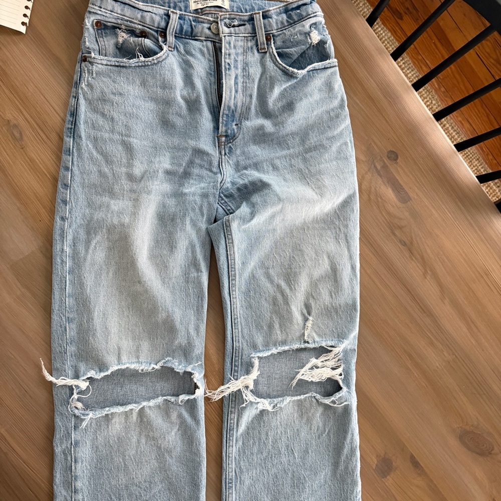 Abercrombie 90s Relaxed Jean 
High Rise 
Size 26/2
Distressed